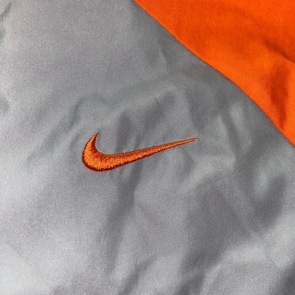 Nike windbreaker 
Grey and orange 
Size medium - Picture 2 of 4